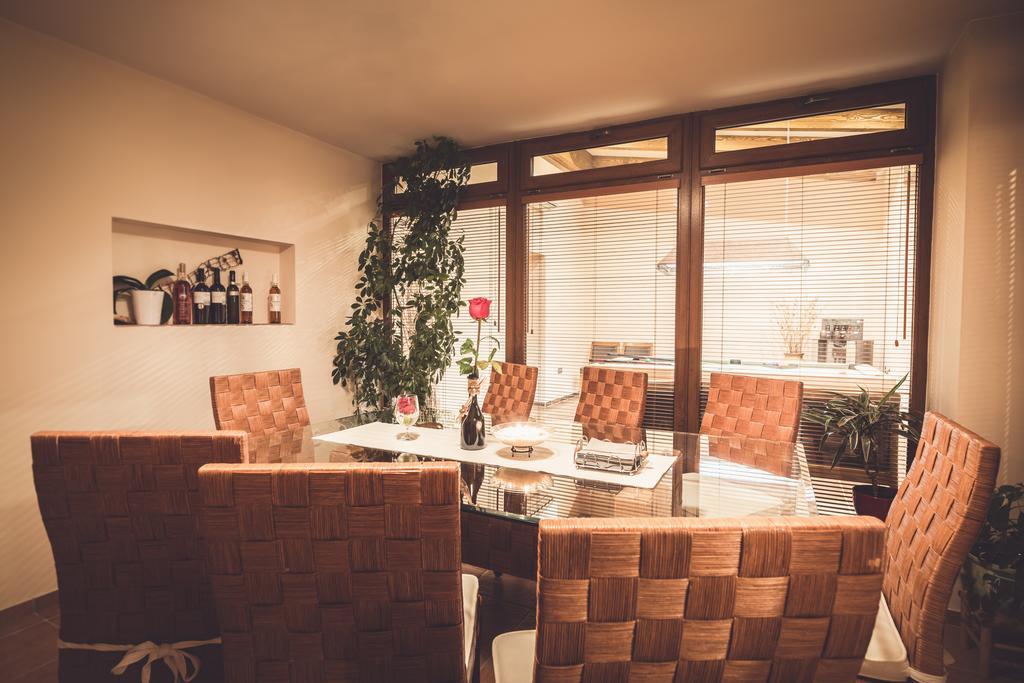 Penzion Vino Hruska Blatnička エクステリア 写真